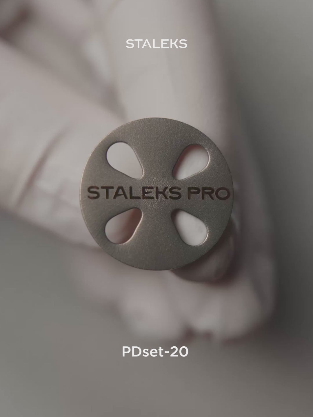 Завантажити відео: STALEKS EXPERT PODODISC M Педикюрний диск зі змінними файлами, 180 грит 20 мм (5 шт)