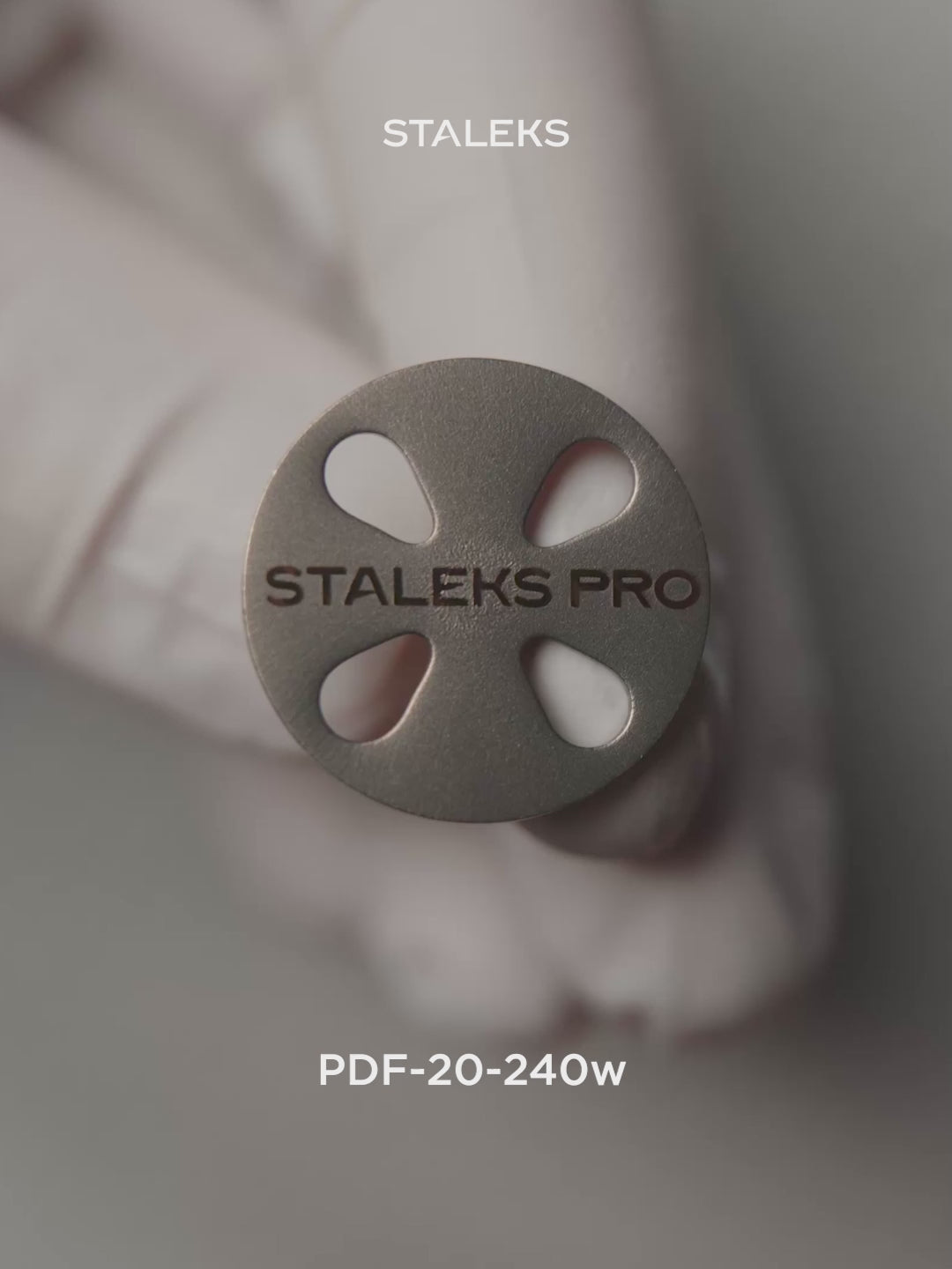 Завантажити відео: STALEKS EXPERT 20 PODODISC M Клейові файли для педикюрного диска, 240 грит 20 мм (50 шт)