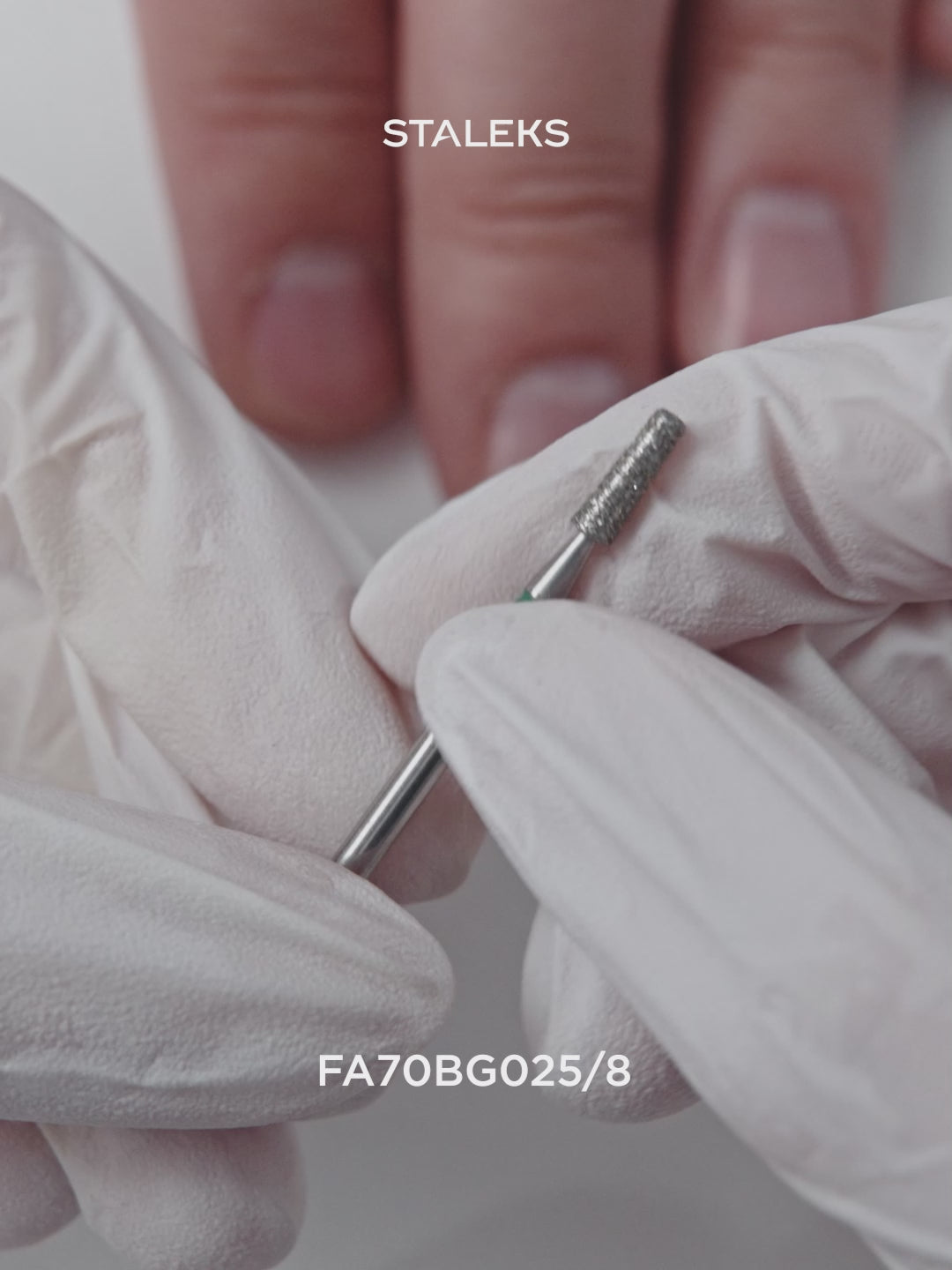 Załaduj wideo: STALEKS EXPERT Frez diamentowy DUO „stożek” niebiesko-zielony, średnica 2,5 mm, część robocza 8 mm