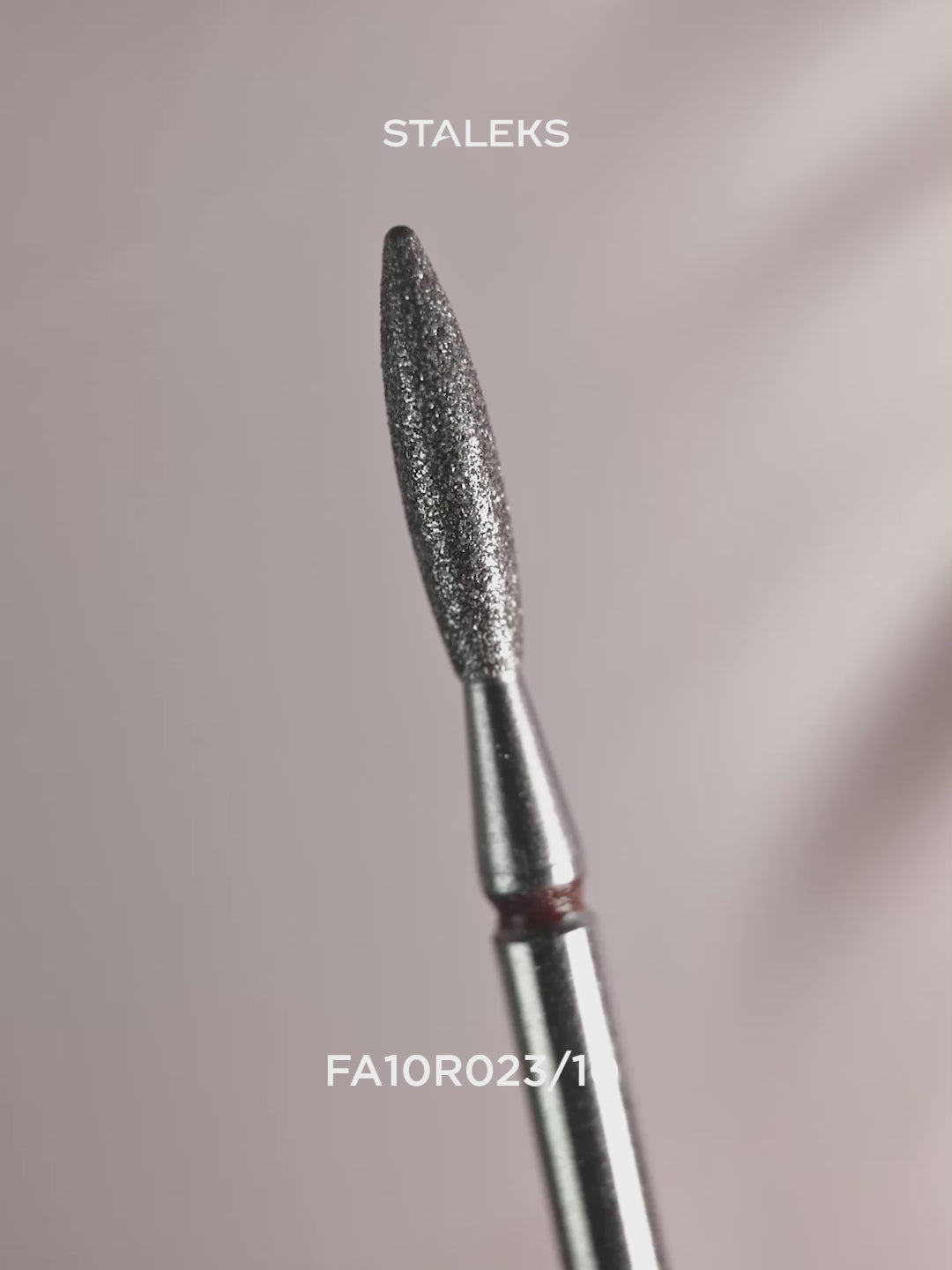 Załaduj wideo: STALEKS EXPERT Frez diamentowy „Płomień” czerwony, średnica 2,3 mm, część robocza 10 mm