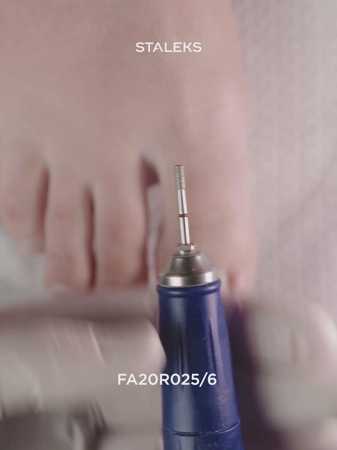 Załaduj wideo: STALEKS EXPERT Frez diamentowy „cylinder” czerwony, średnica 2,5 mm, część robocza 6 mm